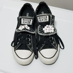 Woman's Converse Allstars Size 8